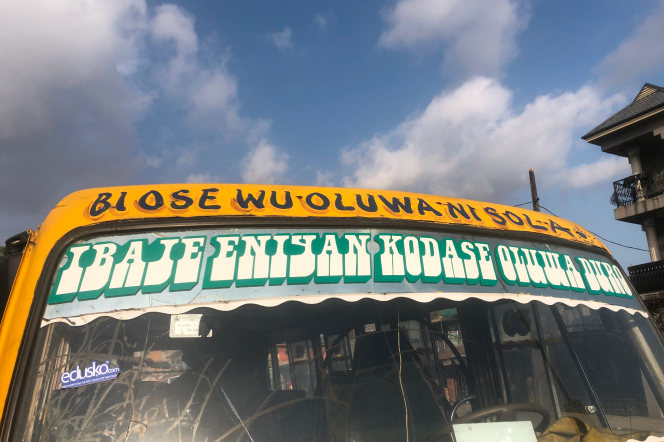 Fig. 6, ‘Ibaje eniyan kodase oluwa duro’ which loosely translates to “the backbiting of a man does not stop the work of god.”
